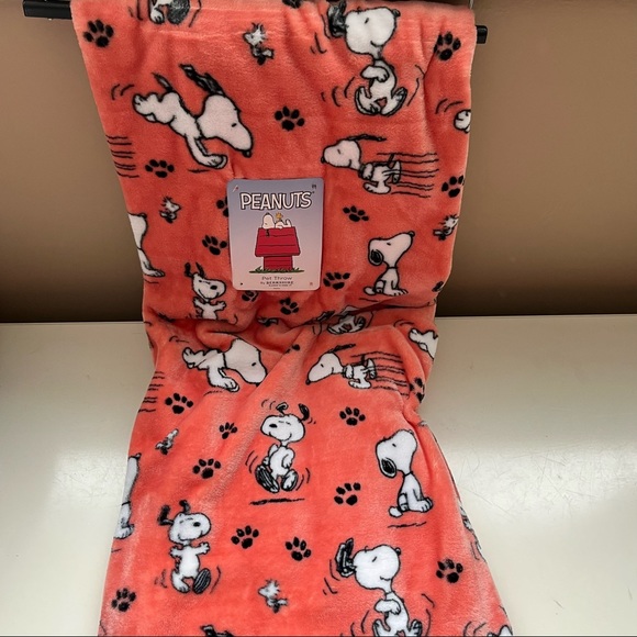 Peanuts Snoopy Berkshire Coral/Orange Throw Blanket - Picture 3 of 4